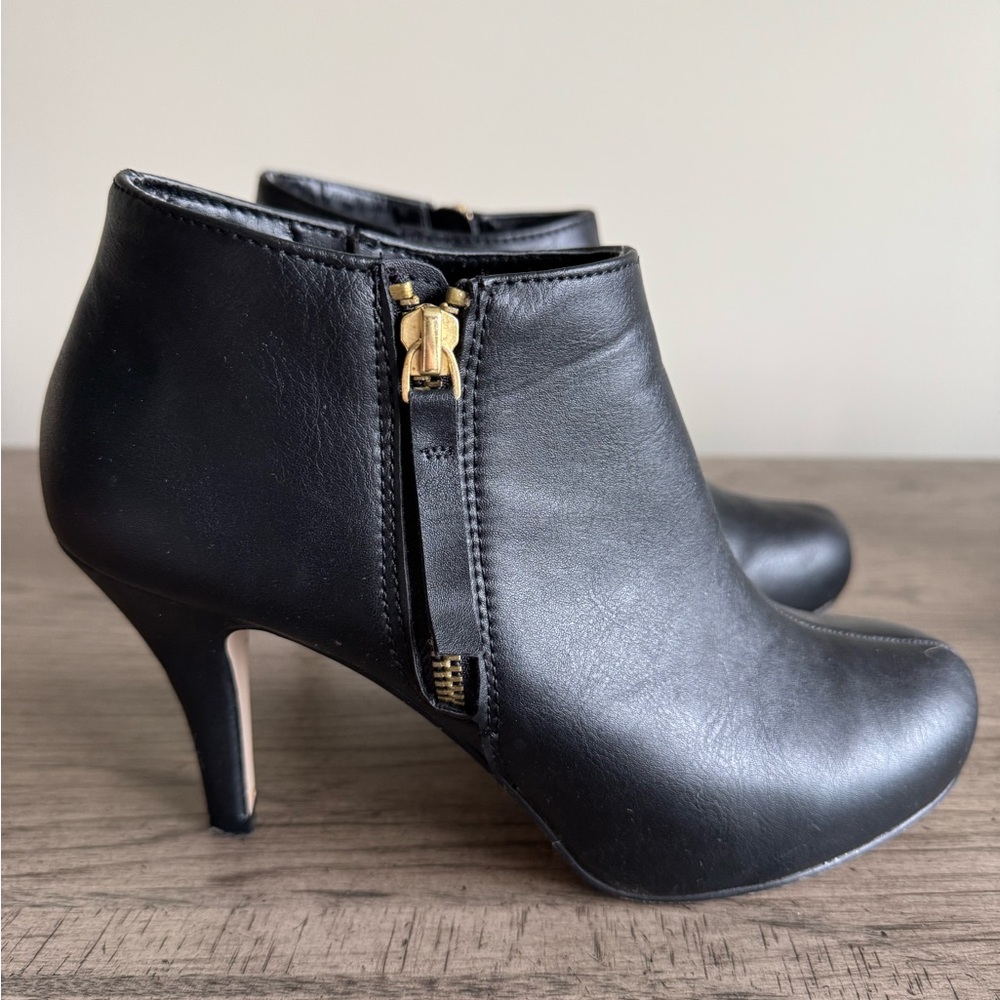 Madden Girl Black Ankle Boots EUC Booties Heeled Boots Ginger Faux Leather 7 - Picture 4 of 13